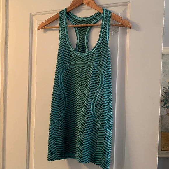 Lululemon tank - Picture 1 of 6